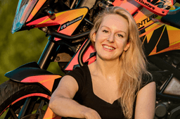 Profesjonalna konsultantka uśmiecha się spokojnie, gotowa wesprzeć klienta.